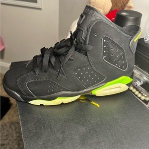 Size 5.5 in youth Jordan 6’s